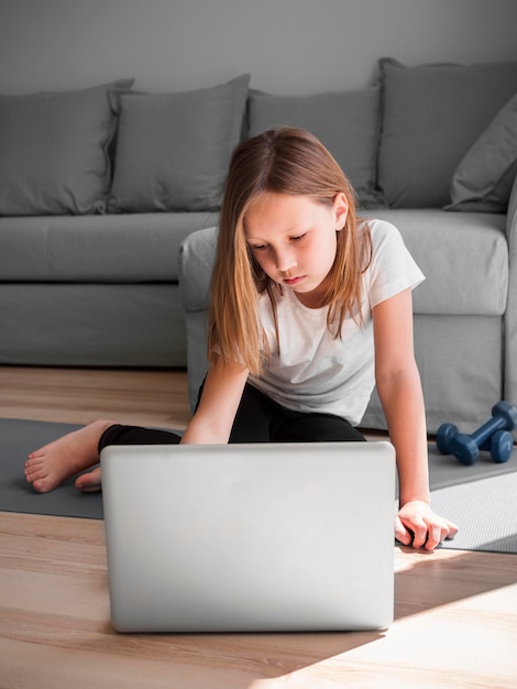 Meisje op zoek op laptop