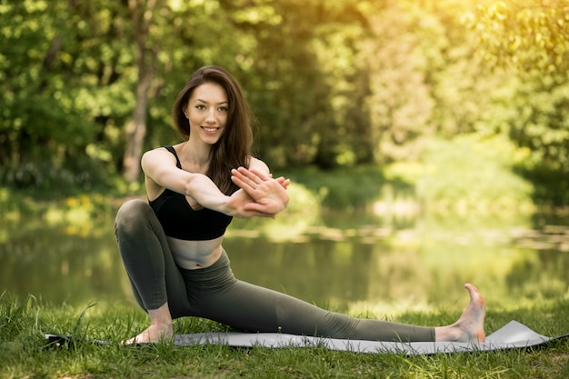 Meisje park gezonde mooie levensstijl