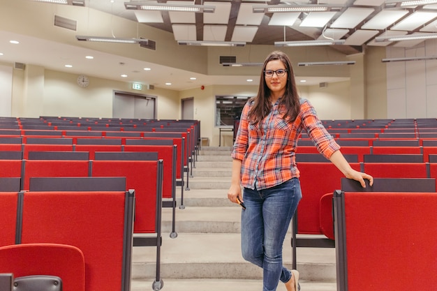 Meisje poseren bij collegezaal