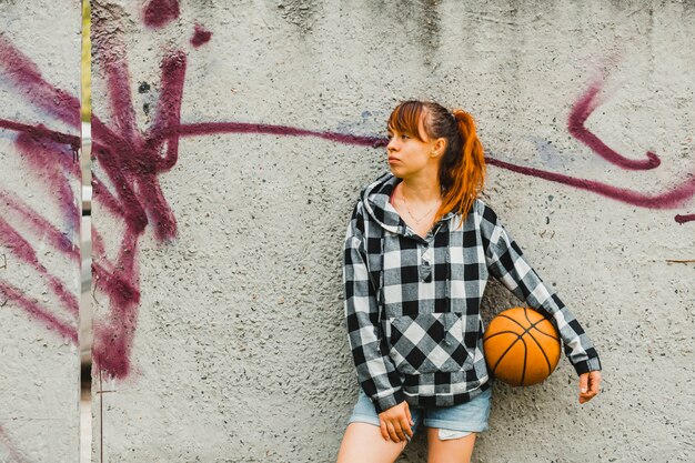 Gratis foto meisje poseren met basketbal
