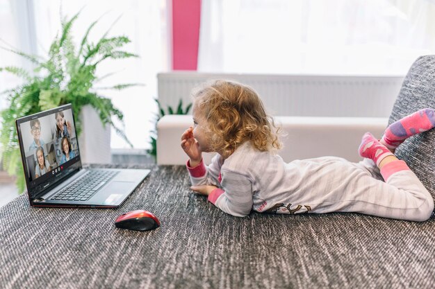 Meisje praat met haar vrienden op een laptop in videogesprek