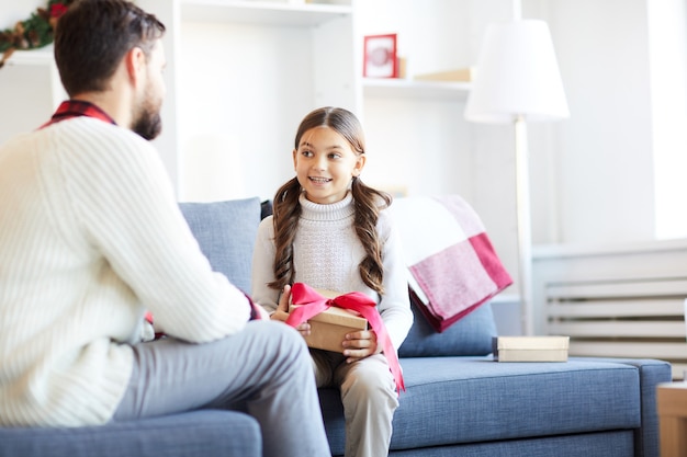 Meisje praat met vader op eerste kerstdag