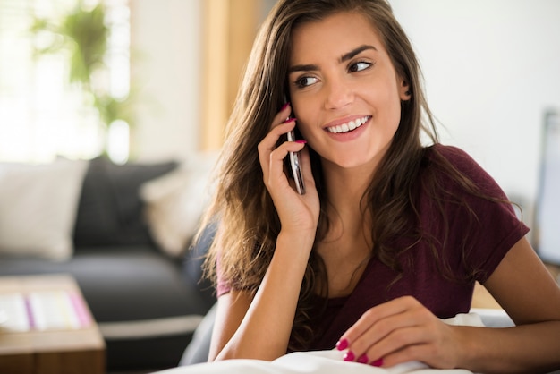 Meisje praten aan de telefoon met iemand leuk