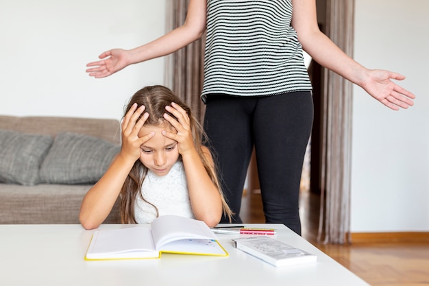 Gratis foto meisje probeert haar huiswerk te begrijpen