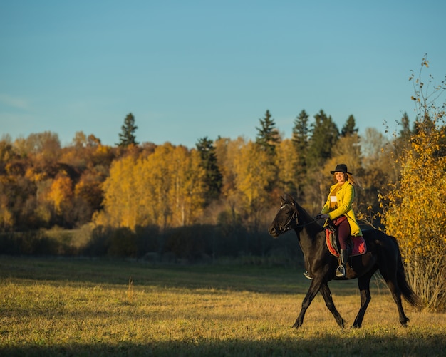 meisje rijdt op een paard