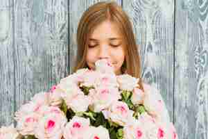 Gratis foto meisje ruikende boeket rozen