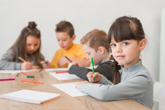 Meisje schilderij met vrienden