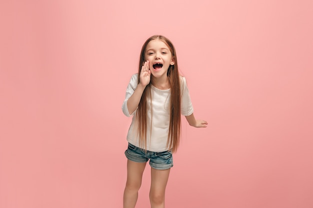 Meisje schreeuwen geïsoleerd op roze muur
