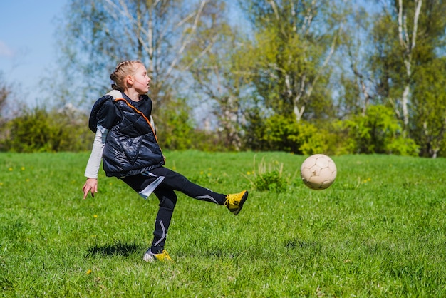 Meisje slaan een voetbal