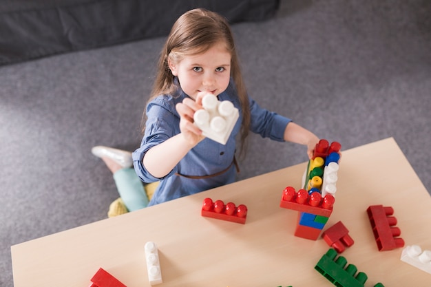 Meisje speelt met bakstenen