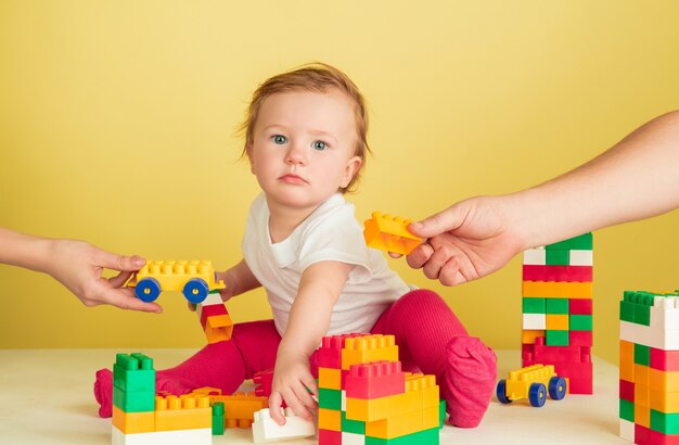 Meisje speelt met blokken