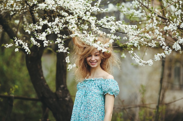 Meisje speelt met haar haren