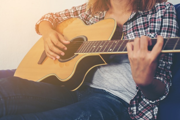 Meisje spelen klassieke gitaar