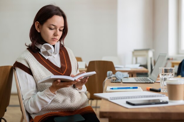 Meisje studeert alleen uit notebook tijdens groepsstudie