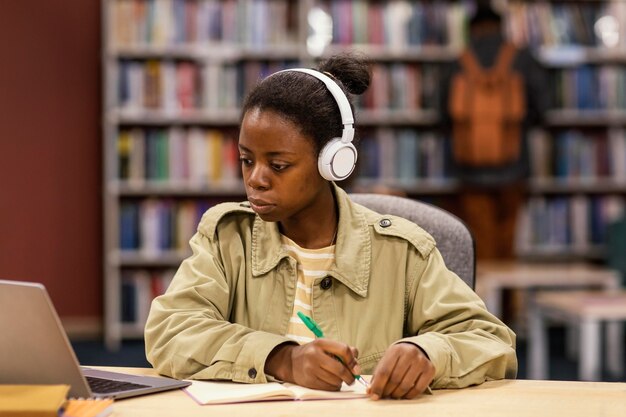 Meisje studeert in de universiteitsbibliotheek