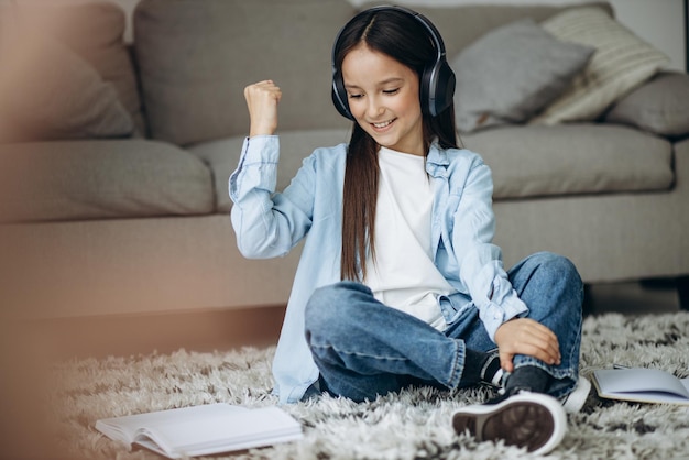 Meisje studeert thuis en luistert naar muziek