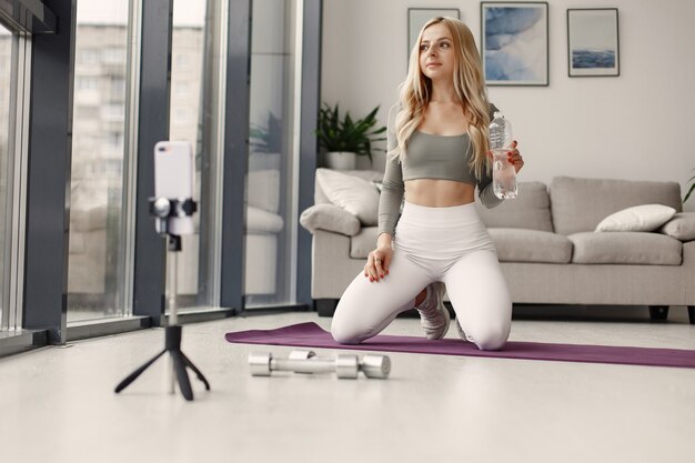Meisje thuis. Vrouw maakt yoga. Lady schiet een videoblog.