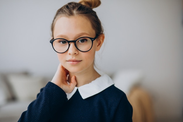 Gratis foto meisje tiener in schooluniform