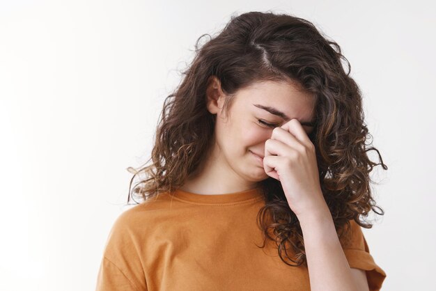 meisje verbergt tranen snikkend aanraken neus sluiten ogen fronsen voel beledigd staan somber