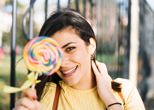 Gratis foto meisje verstopt achter lollipop