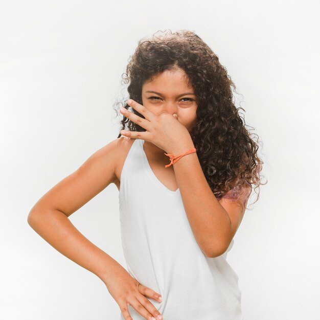 Meisje voor haar neus als gevolg van onaangename geur