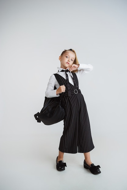 Meisje voorbereiden op school na een lange zomervakantie