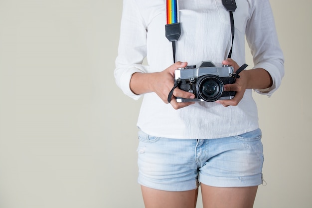 Meisje voorbereiding van haar camera om een ​​foto te maken