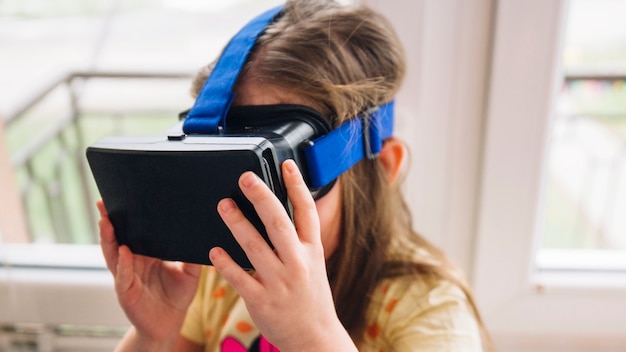 Gratis foto meisje vr-headset aan te passen