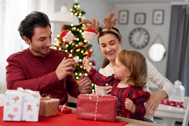 Meisje wacht op het openen van kerstcadeautjes