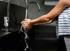 Gratis foto meisje wast haar handen