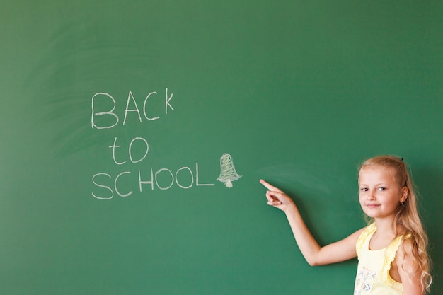 Meisje wijzend op schoolbord