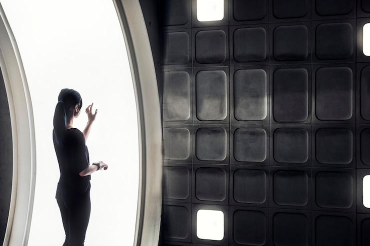 Gratis Foto meisje woont in een slim huis met futuristisch scherm en interieur