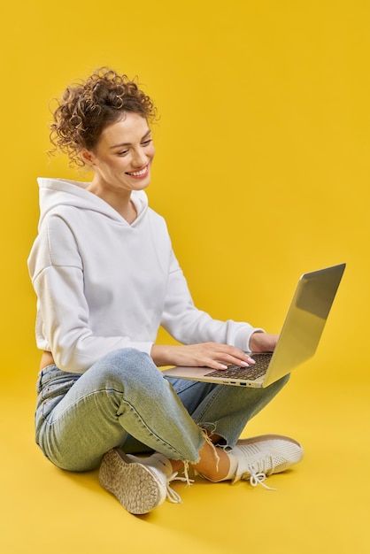 Meisje zittend op benen werken op laptop