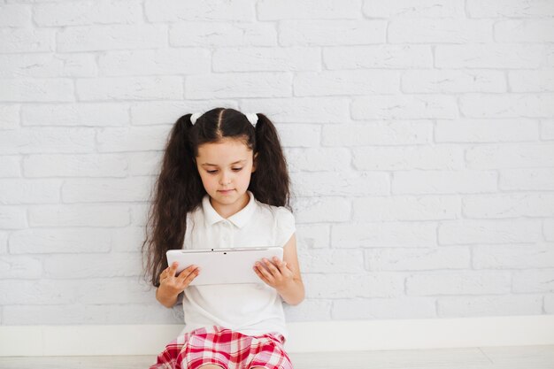 Meisje zittende tablet tablet lezen