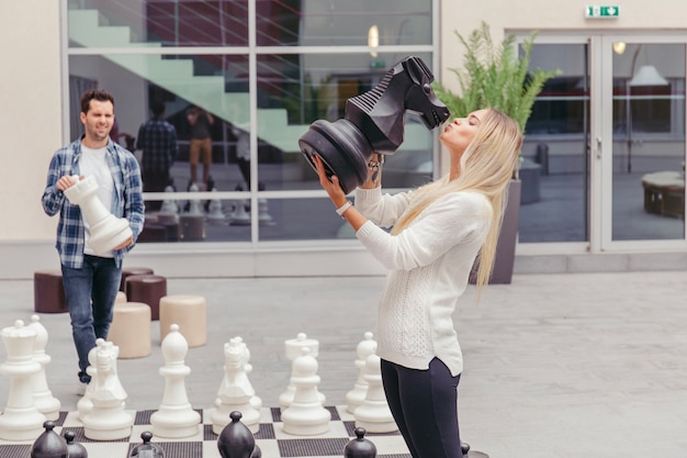 Meisje zoenen schaakpaard door schaakbord