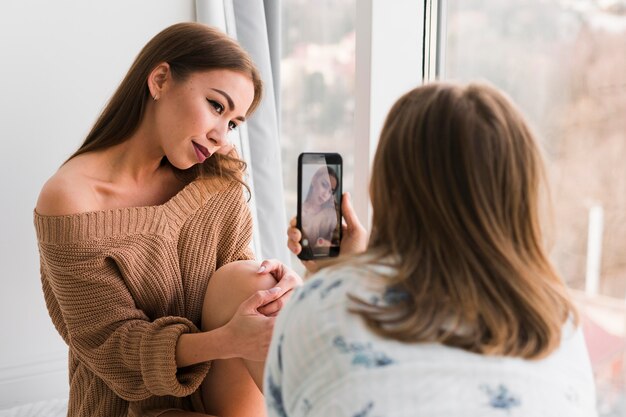 Meisjes binnenshuis fotograferen met hen