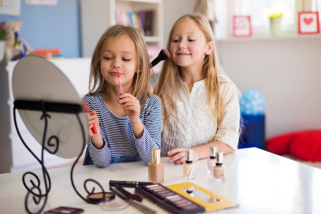 Meisjes die hun allereerste make-up doen