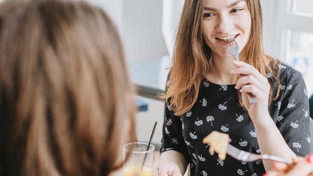 Meisjes die in een restaurant eten