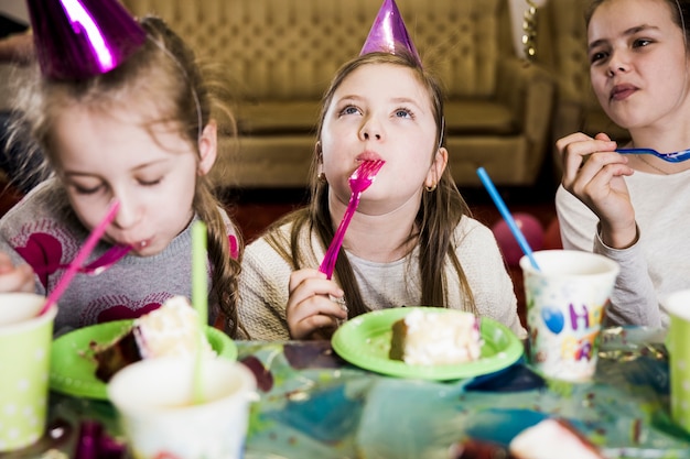 Meisjes die op verjaardagspartij eten