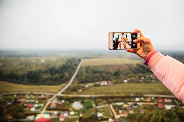 meisjes doen selfie op de telefoon