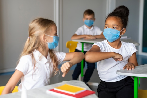 Meisjes elleboog stoten in de klas