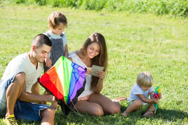 Meisjes en ouders die met vlieger spelen