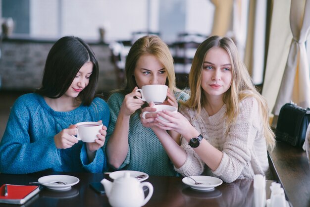 Meisjes in cafe