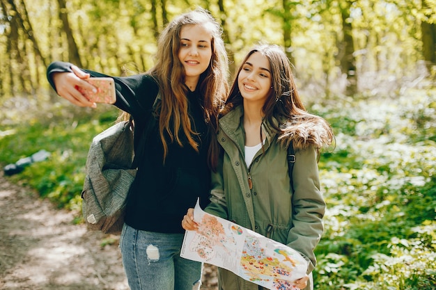 Meisjes in een bos