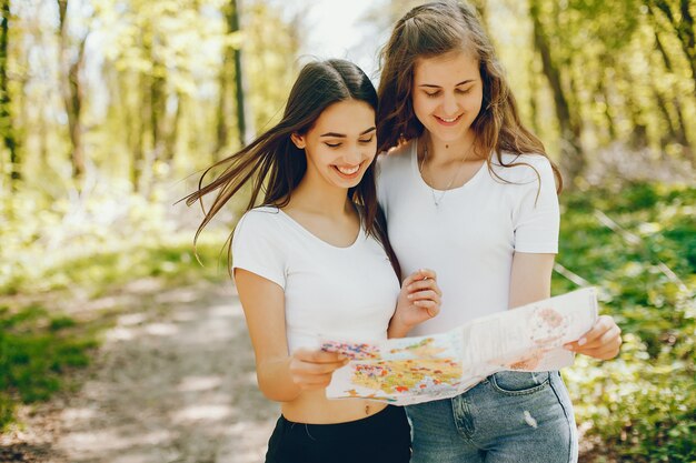 Meisjes in een bos