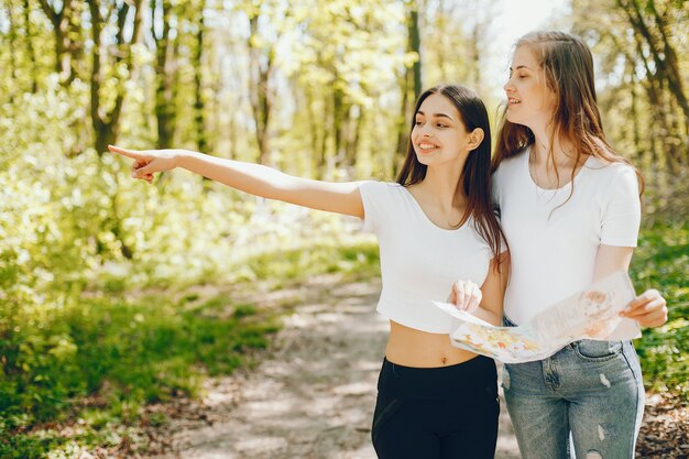 Meisjes in een bos