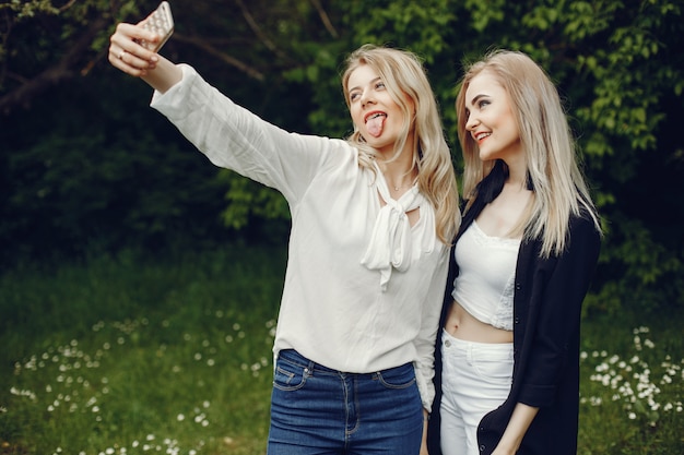 Gratis foto meisjes in een park