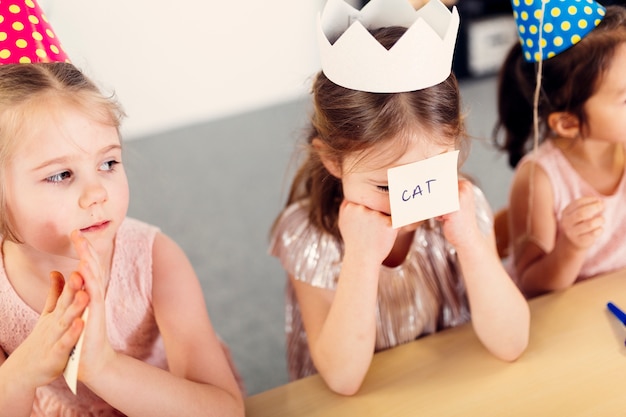 Meisjes in gekleurde petten spelen