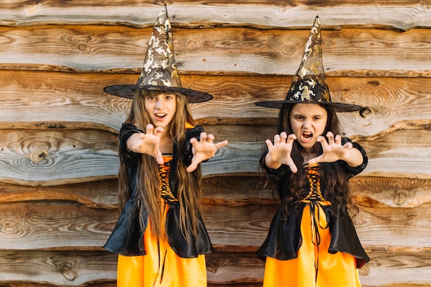 Meisjes in kostuums van Halloween die magie voorwenden