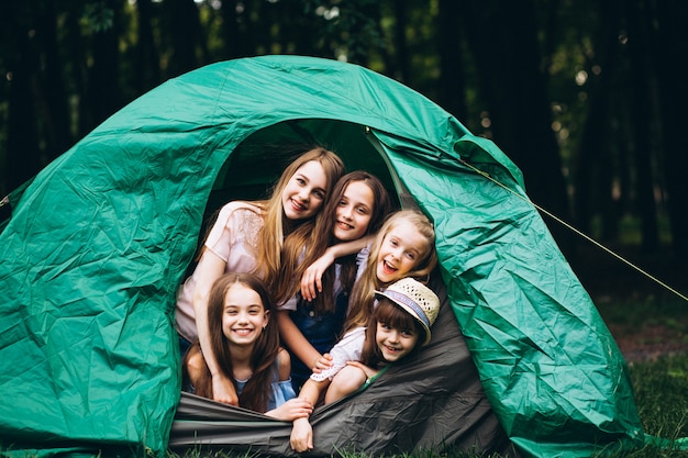 Meisjes in tent in bos